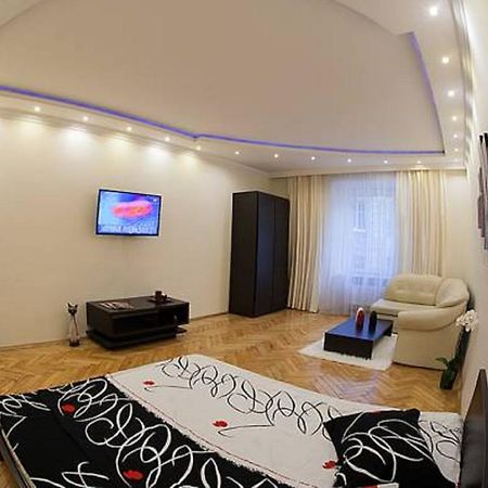 1 Minute To Rynok Square Apartment Lviv Room photo